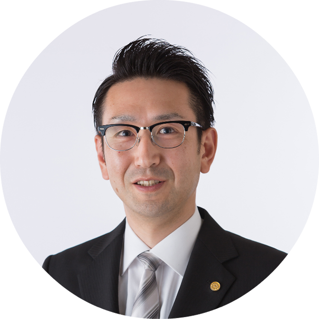 ニコッとした笑顔の蛯原行政書士